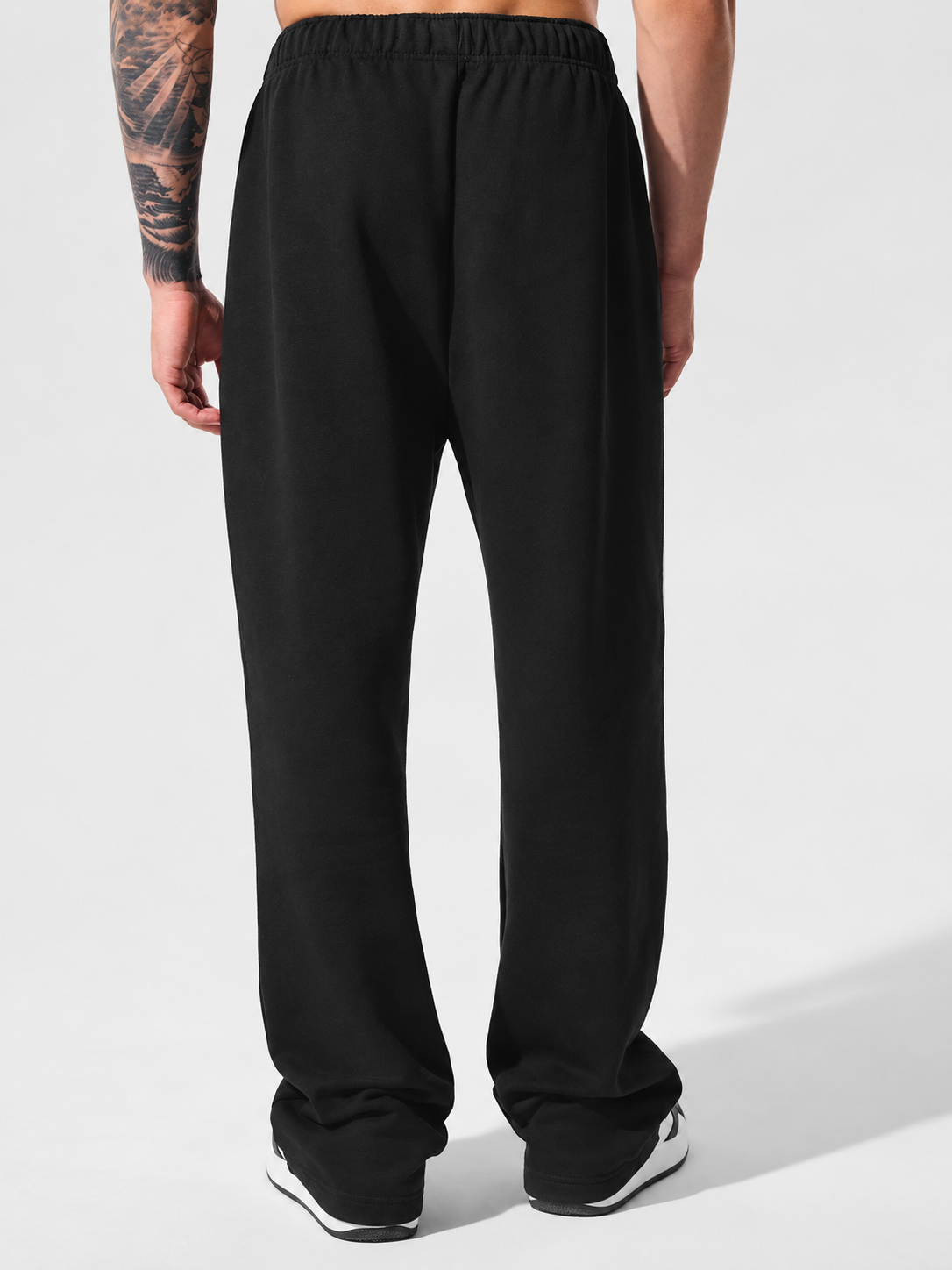 ALO Accolade Straight Leg Sweatpant – Black