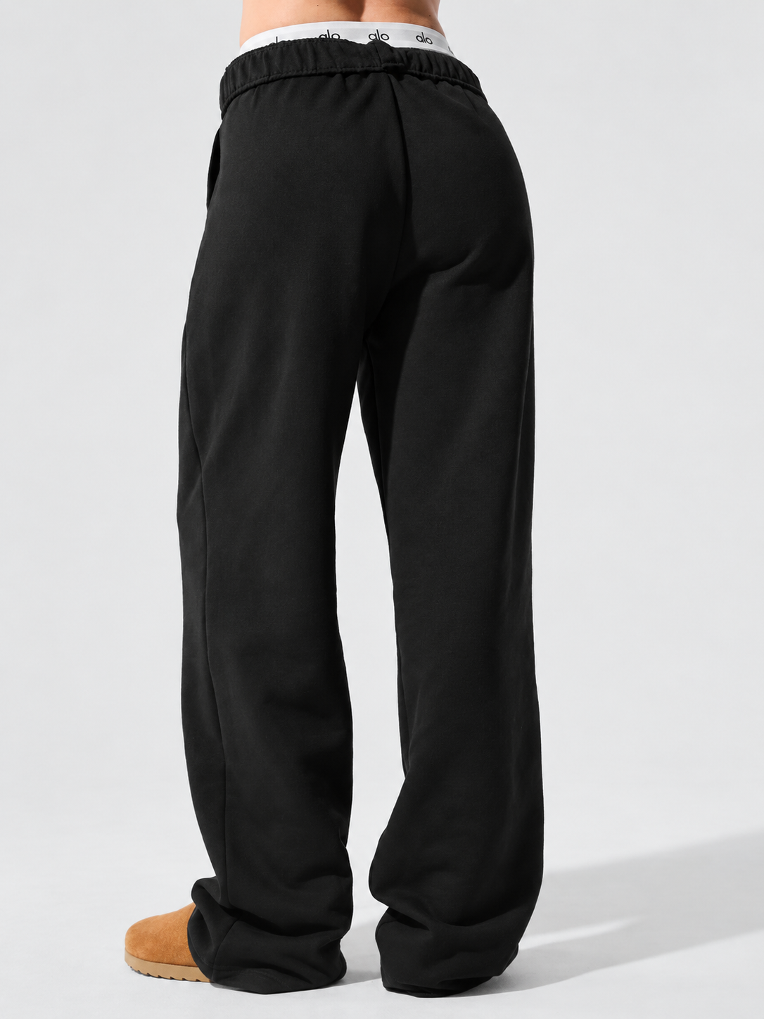 ALO Accolade Straight Leg Sweatpant – Black