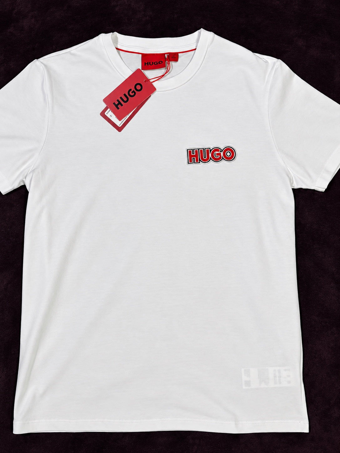 HUGO Logo Rojo Bordado Blanca