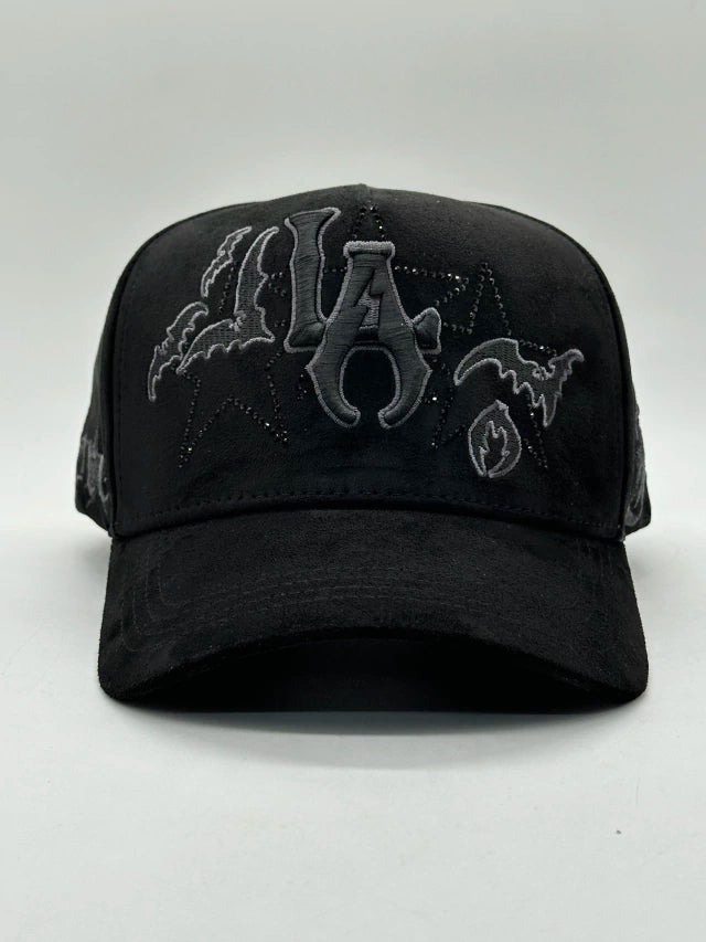 Gorra LA MIRI BRUCE WAYNE Full Set de INNEDIT original en color negro con detalles grey.